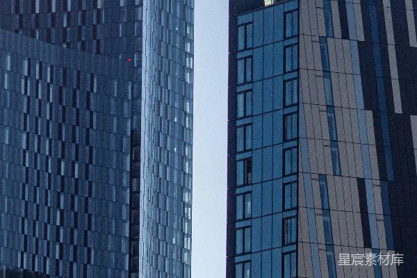 高清摄影 几栋高大的建筑物并排相邻。