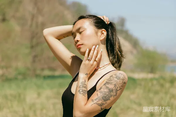 一个女人双手放在脸上