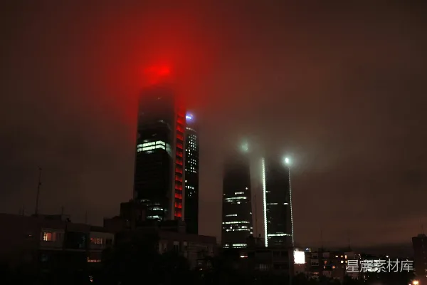 高清摄影 一盏红灯在城市夜空闪烁。