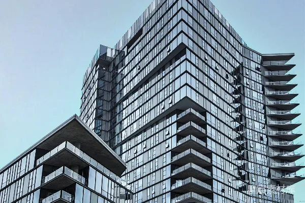 高清摄影 现代玻璃建筑高耸在蓝天之下。