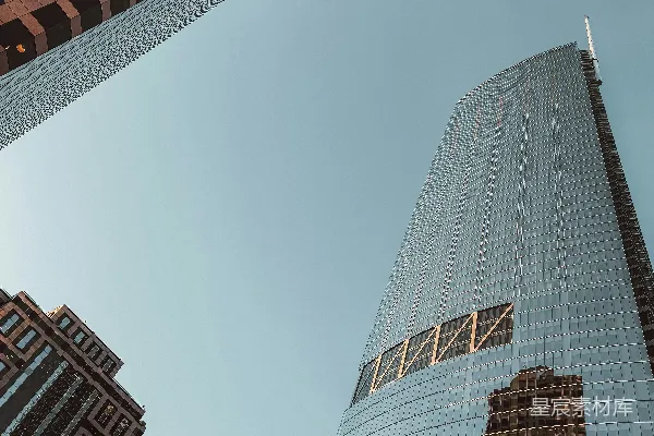 高清摄影 一座非常高的大楼高耸在城市之上。