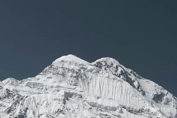 一片覆盖着白雪的大山，蓝天之下。