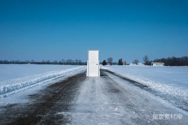 高清摄影 白天雪地上的白色木屋