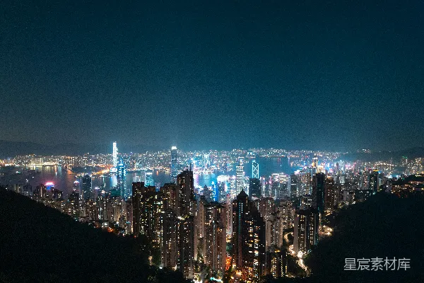 从高处俯瞰夜间的灯火辉煌的城市天际线。