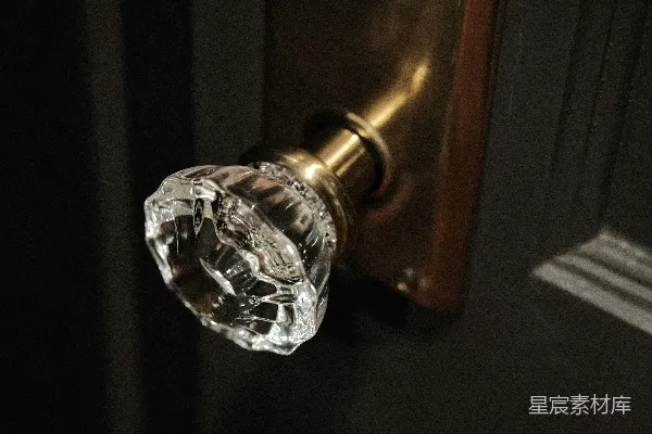 高清摄影 透明玻璃瓶放在棕色木桌上