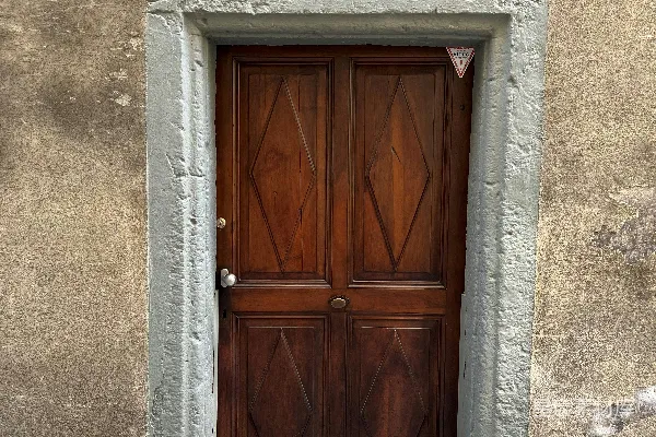高清摄影 一座石头建筑中的门
