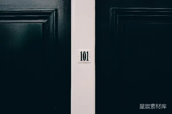 高清摄影 一根白杆上有一个黑白相间的标志。