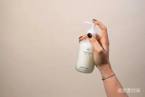 一个女人的手拿着一瓶手 sanitizer