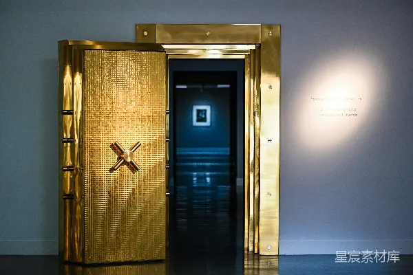 高清摄影 一扇闪亮的金色宝库门敞开着。