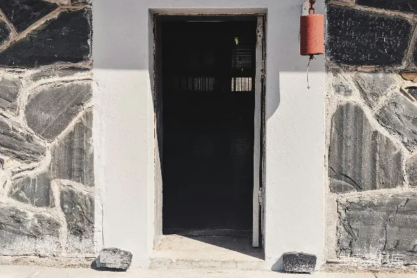 高清摄影 一扇门在石造的建筑中开着