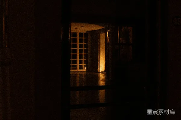 高清摄影 一扇在夜晚昏暗房间里的敞开的门