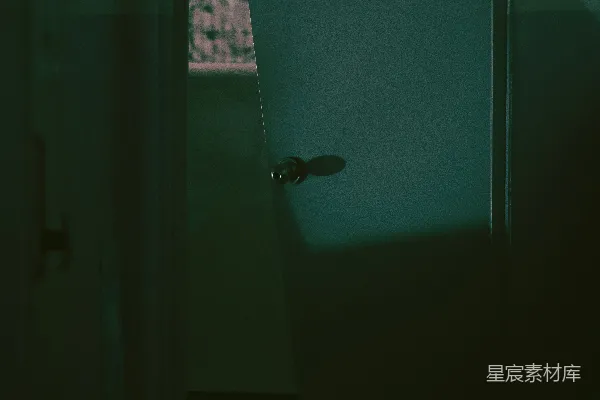 高清摄影 一扇半开的门，光线昏暗的走廊。