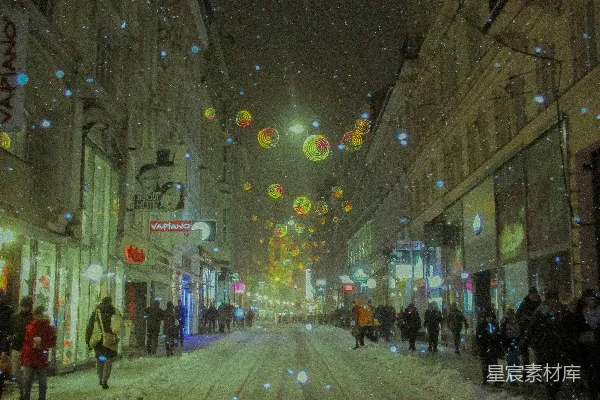 夜晚人们走在一条雪地街道上