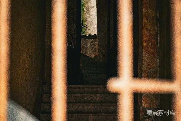 高清摄影 生锈的栏杆在古老的石阶前