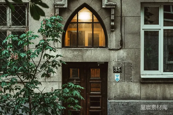 高清摄影 精美的木门，矗立在风化的石头建筑上