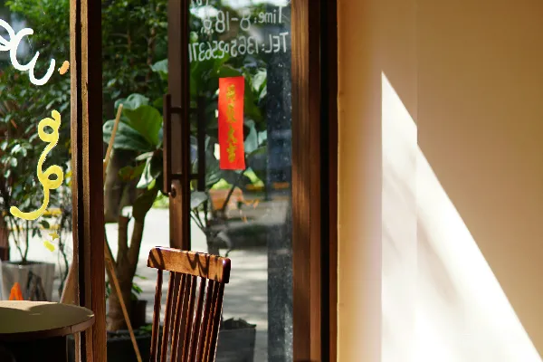 高清摄影 两把木椅靠近玻璃门