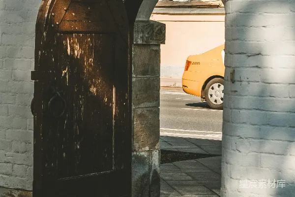 高清摄影 拱形门廊，背景中停着一辆车。