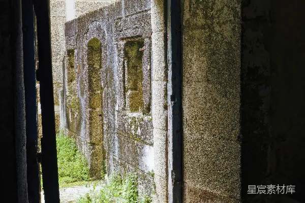 高清摄影 一扇敞开的门通向一座石头建筑