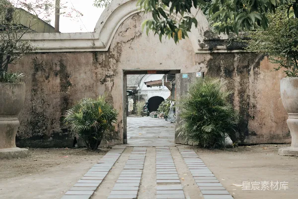 高清摄影 一条铺石的小路通向一座带有钟表的建筑。