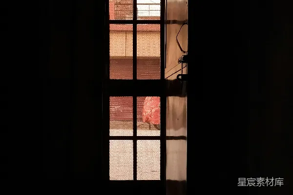 高清摄影 带玻璃隔间的门口，映在黑暗地板上的倒影