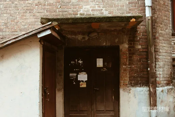 高清摄影 砖砌建筑外的旧木门。