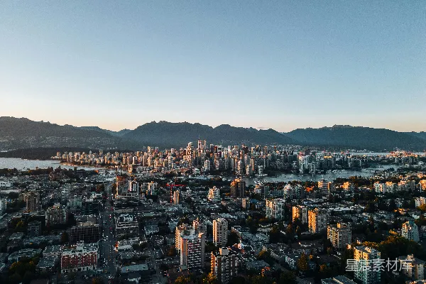 城市背景中的山景