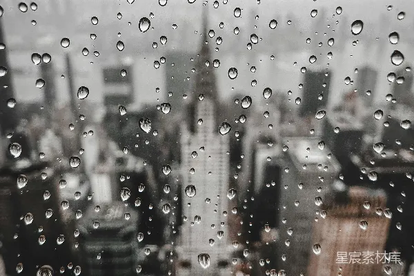 高清摄影 纽约市天际线窗前的雨滴。