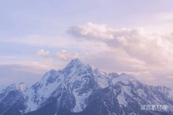 皑皑山峦倒映在平静的水面。