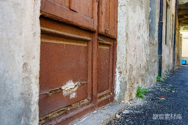 高清摄影 斑驳的木门，墙上油漆剥落。