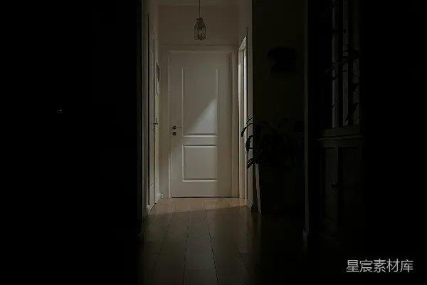 高清摄影 一条昏暗的走廊，一束光从门口透进来。