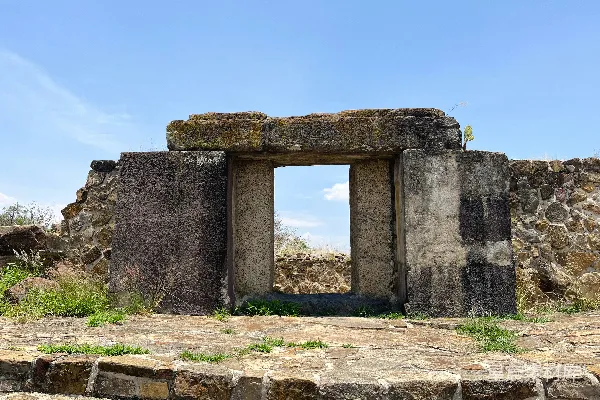 高清摄影 蓝天下的古代石建筑，门口敞开。