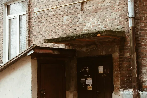 高清摄影 两扇门通向一座老砖砌建筑的入口。