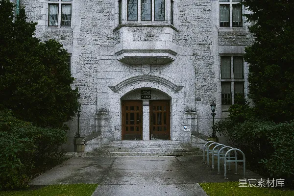 高清摄影 宏伟的石头建筑入口，拱形门廊和绿植环绕。