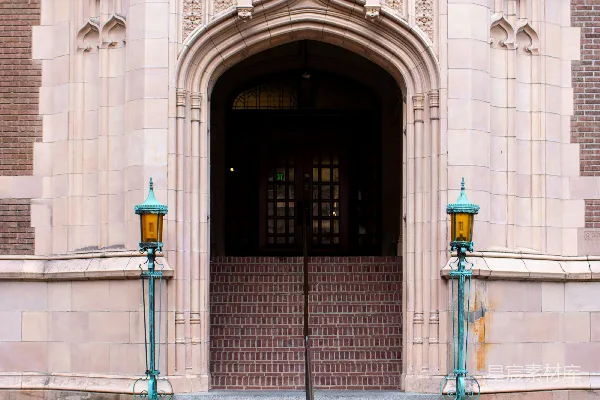 高清摄影 哥特式拱形门通向砖砌建筑内。