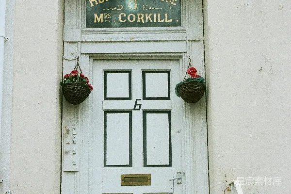 高清摄影 白色的门上标有“heniker house”和“mc corkill”的标志。