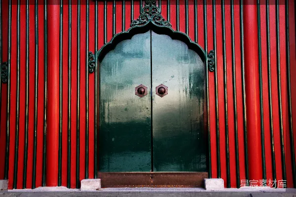高清摄影 绿色的木门和红白相间的木门