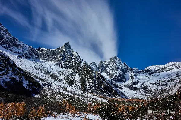 覆盖着白雪的山range在蔚蓝的天空下