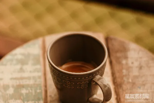 桌上放着一杯茶。