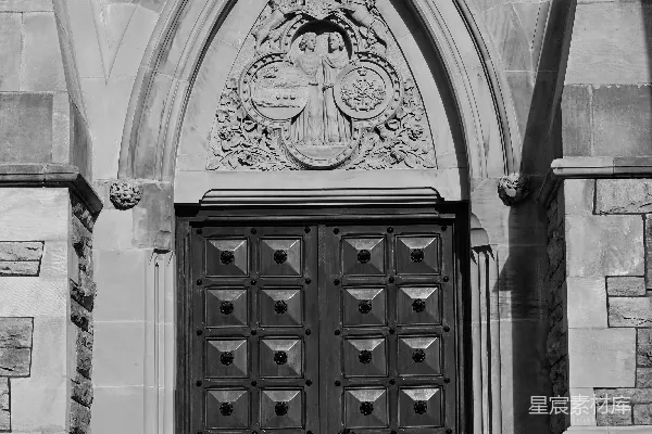 高清摄影 石砌建筑正面的华丽双扇门。