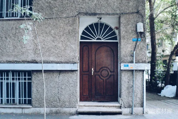 高清摄影 一扇木门矗立在纹理建筑前。