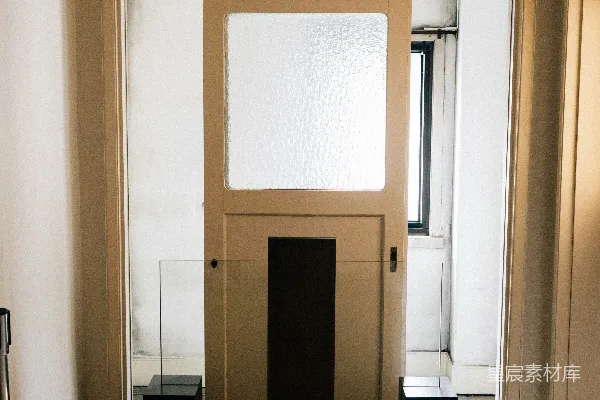 高清摄影 走廊里有三个展示架