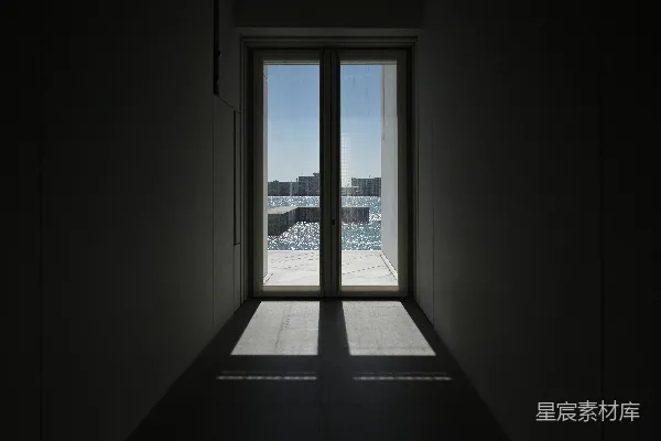 高清摄影 阳光透过大窗户照射到地面上。