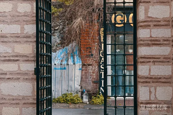 高清摄影 一扇打开的门，揭示出街道和建筑。