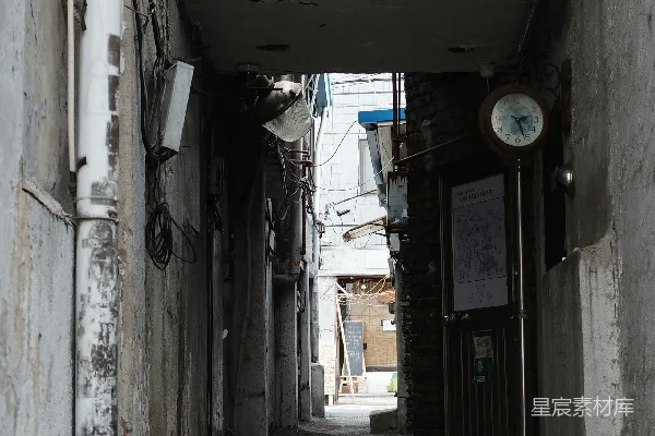 高清摄影 老旧混凝土建筑之间的狭窄巷子。
