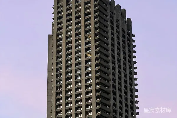 一座有很多窗户的高大建筑
