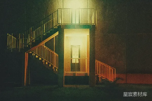 高清摄影 夜晚，一盏灯照亮了户外的楼梯。