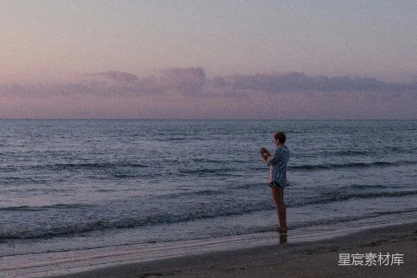 海滩上站立着一个人