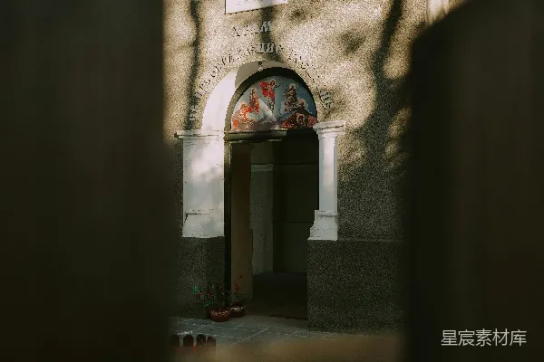 高清摄影 带有宗教壁画和敞开的门口的拱门