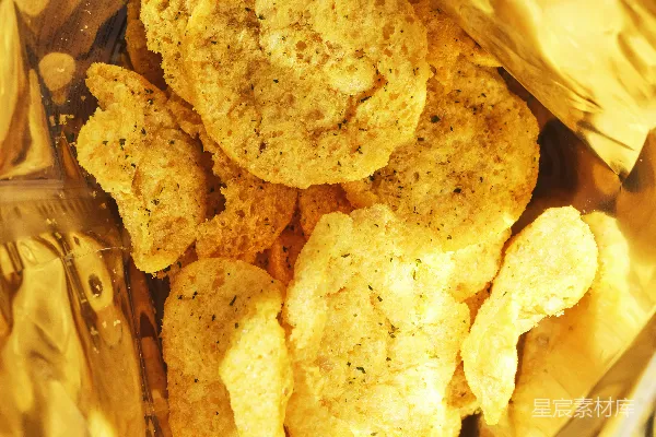 金黄包装里裹着酥脆的土豆片。