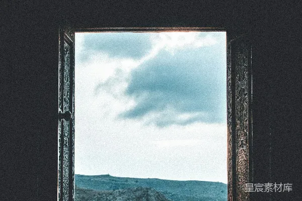 高清摄影 一扇打开的窗户，可以看到山景。